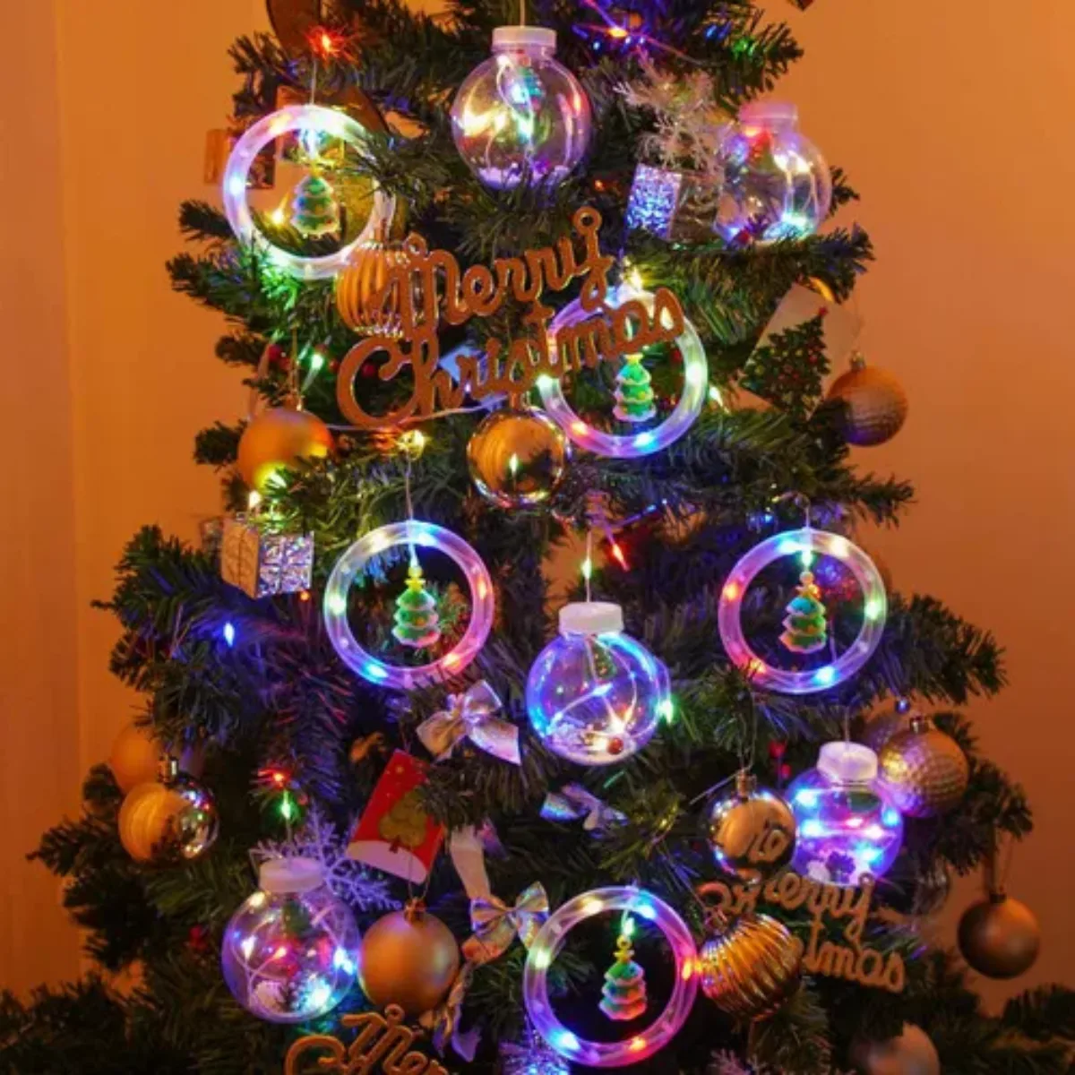 Cortina de luces navideña para ventana con aros y esferas