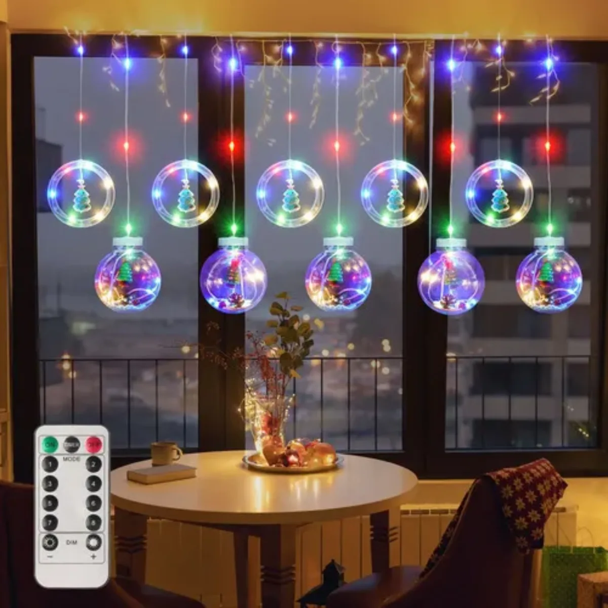 Cortina de luces navideña para ventana con aros y esferas
