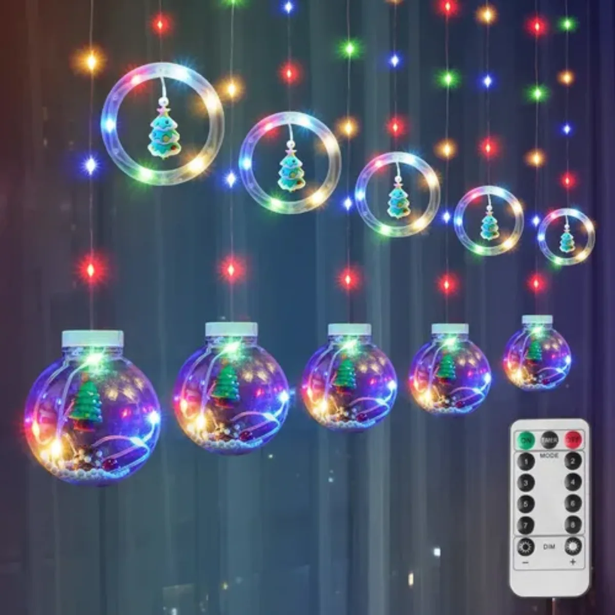 Cortina de luces navideña para ventana con aros y esferas
