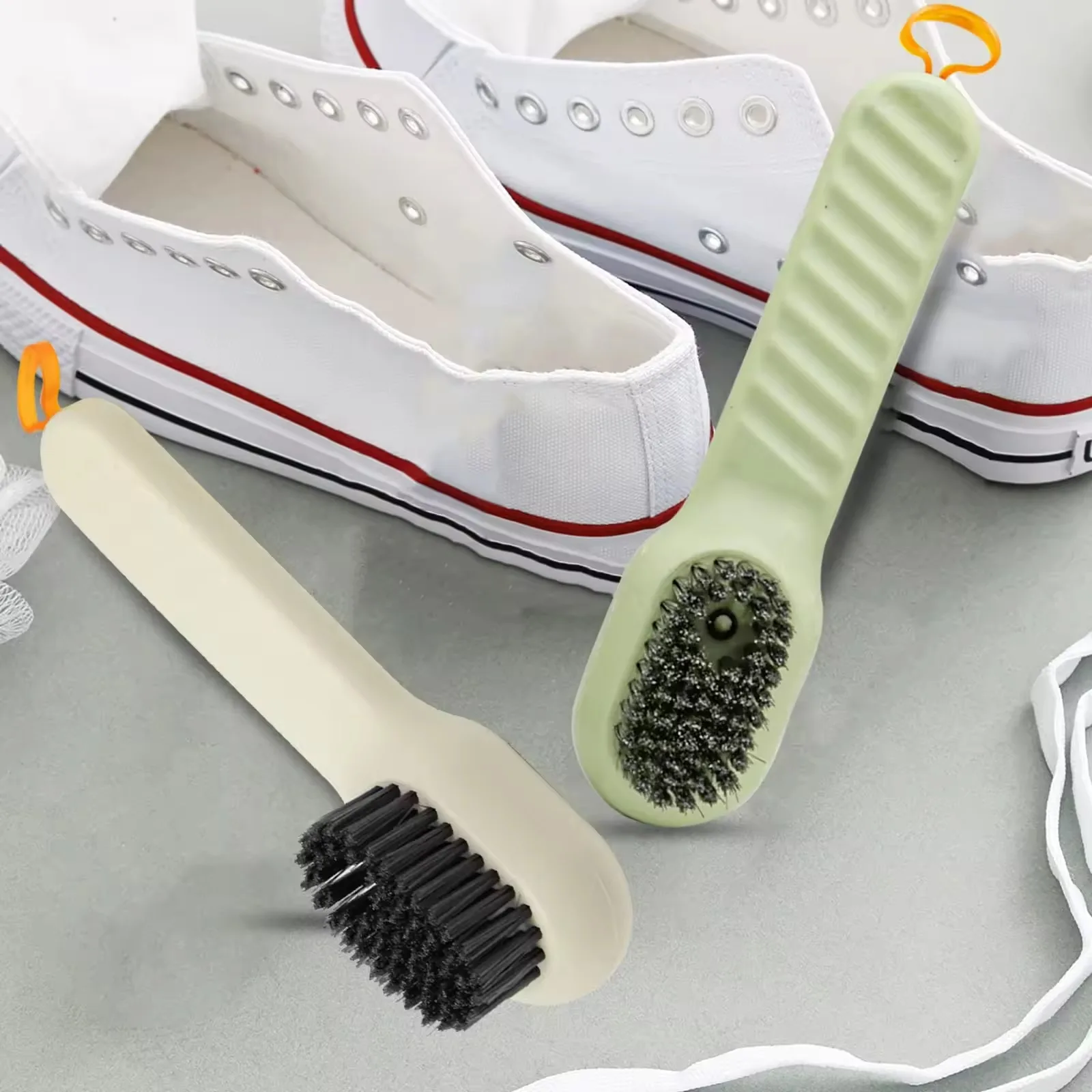 Cepillo para zapatos con dispensador de jabón