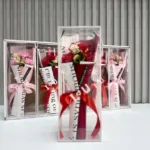 Ramo de flores decorativas en caja transparente