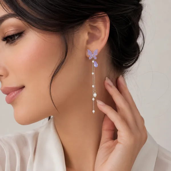 Aretes largos de mariposa morada con perlas